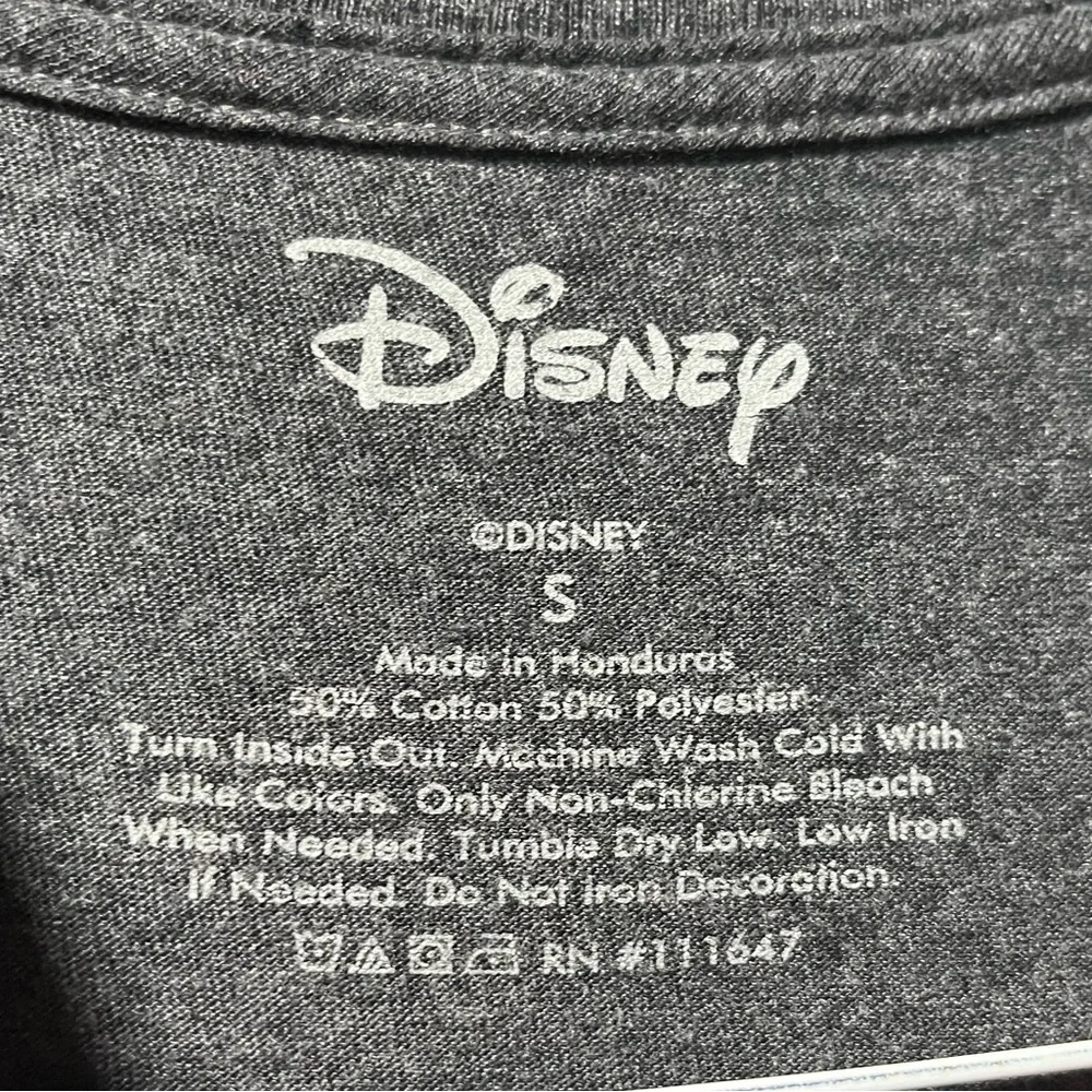 Disney T-shirt with Mickey and the gang. Size small. - Picture 5 of 5